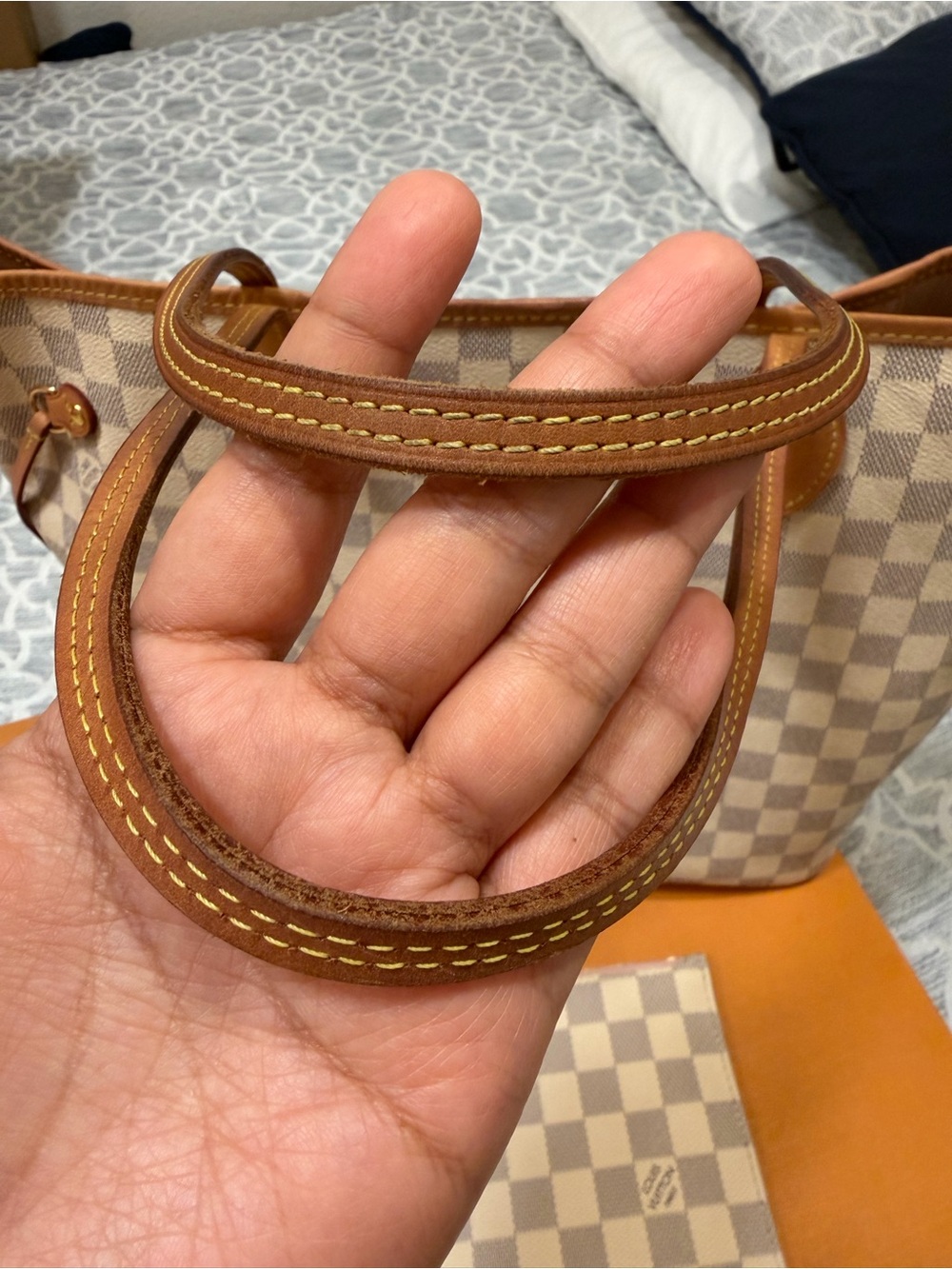 Louis Vuitton Damier Azur Canvas Neverfull MM Tote in Beige with Pink Interior - Picture 5 of 17